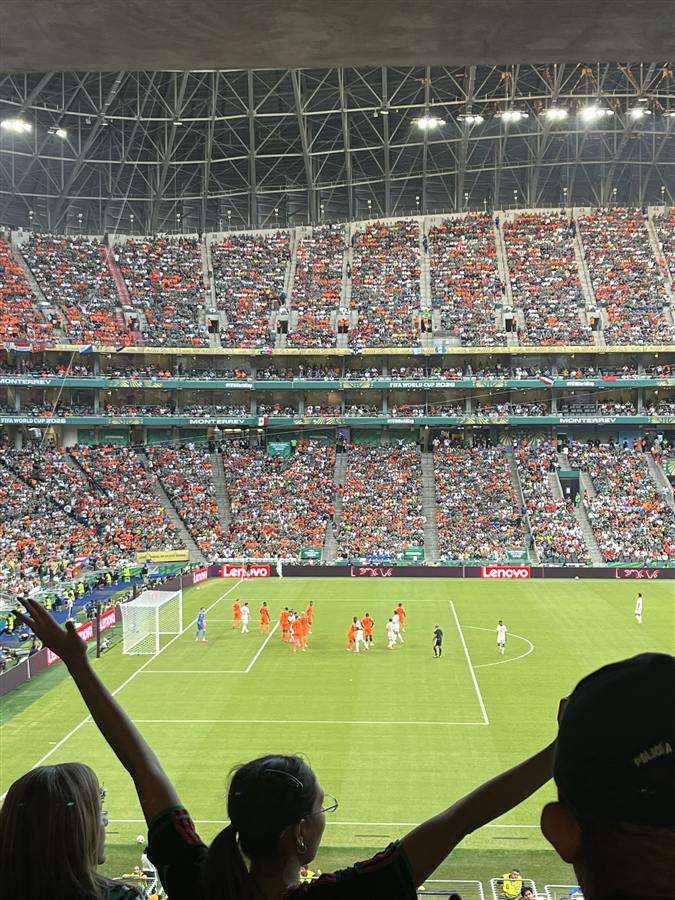 Afición celebrando en las gradas del Estadio Monterrey durante el Mundial 2026