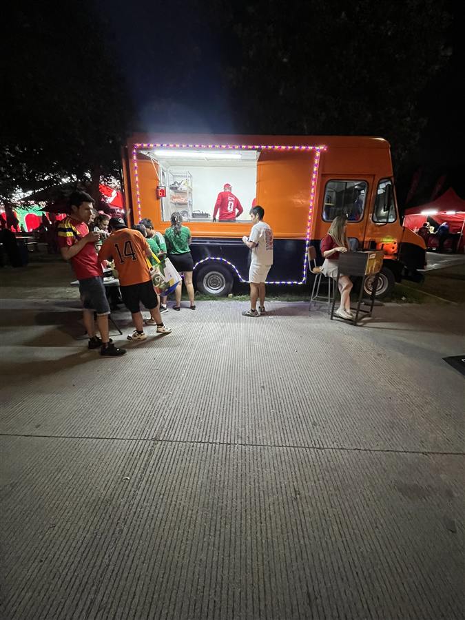 Truck de Léon Foodtruck de noche atendiendo clientes durante el Mundial 2026
