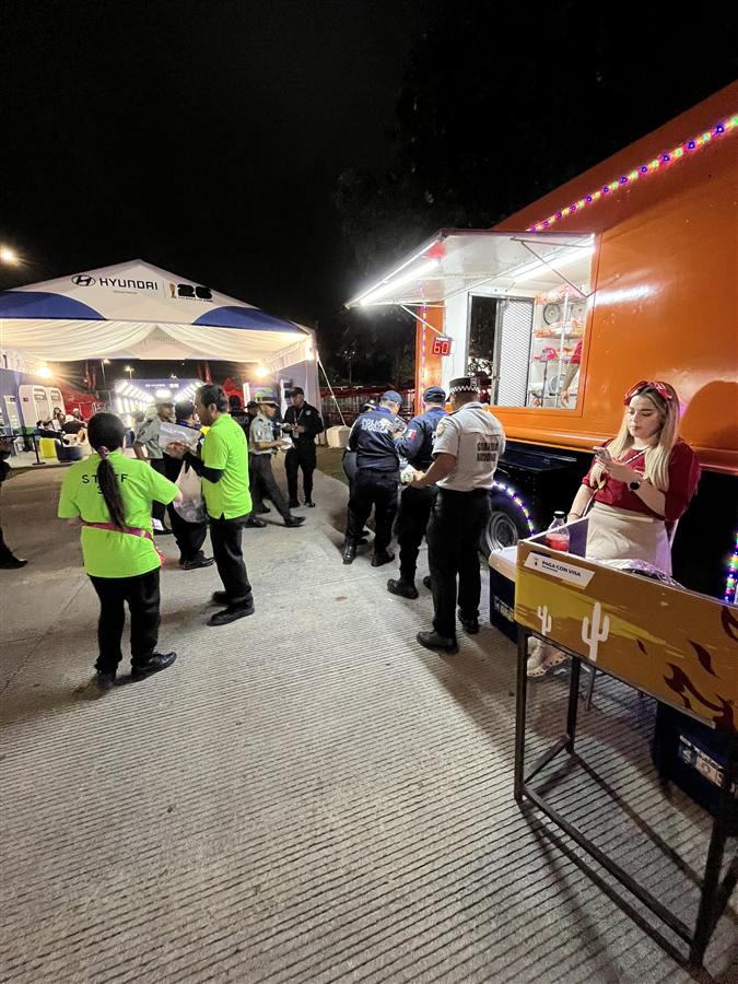 Truck de Léon Foodtruck de noche junto a la carpa oficial Hyundai FIFA World Cup 26