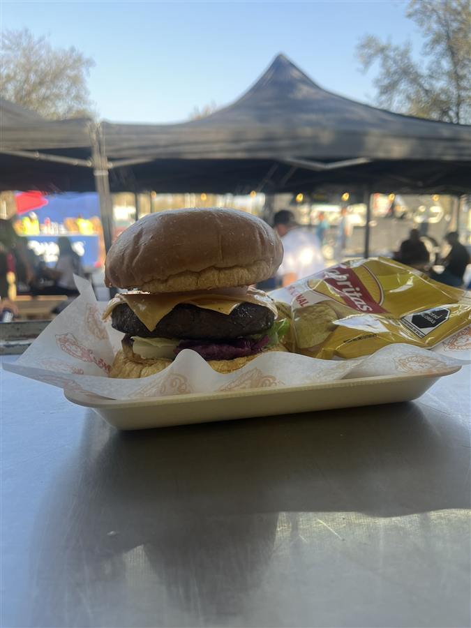 Burger con Sabritas en charola, día de festival