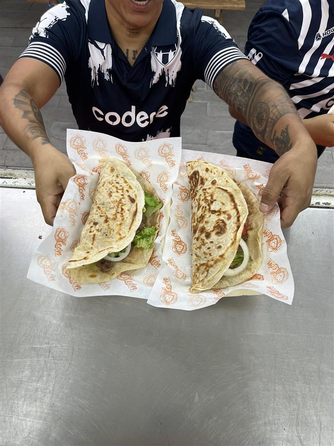 Burrito de carne asada recién servido en el estadio