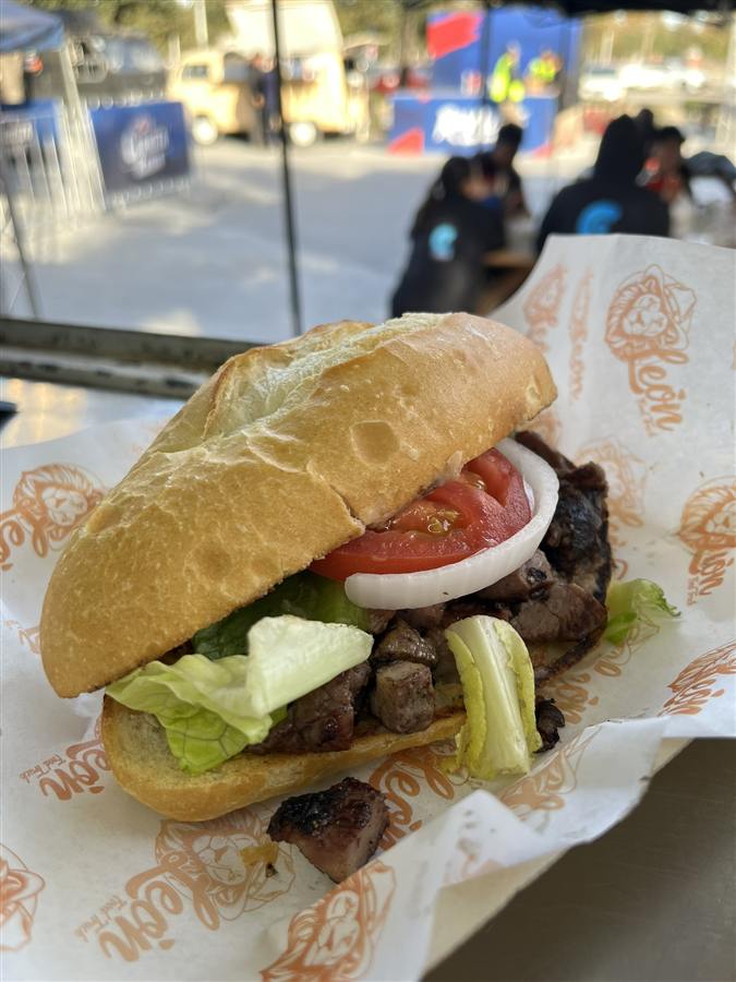 Torta de carne asada de Léon Foodtruck en pan bolillo