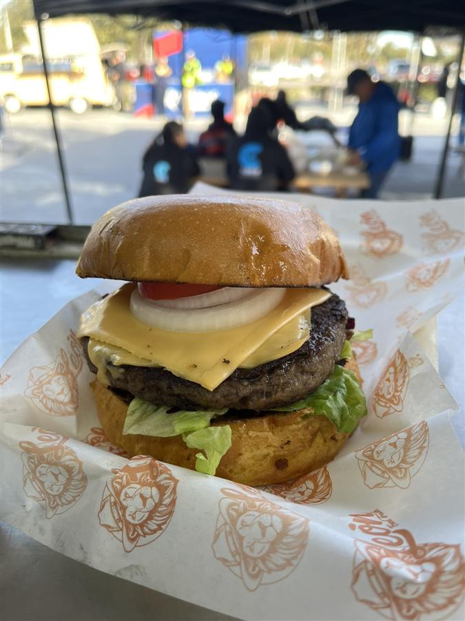 Cheeseburger de Léon Foodtruck en papel encerado con el sello del león