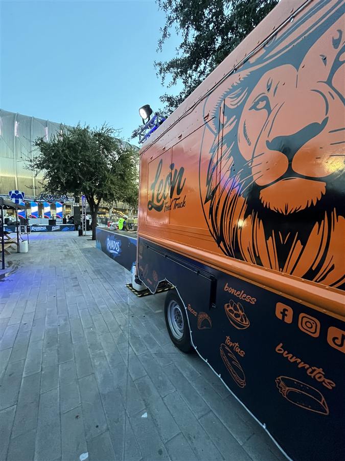 Rotulado real del truck: cara de león y logo de Léon Food Truck